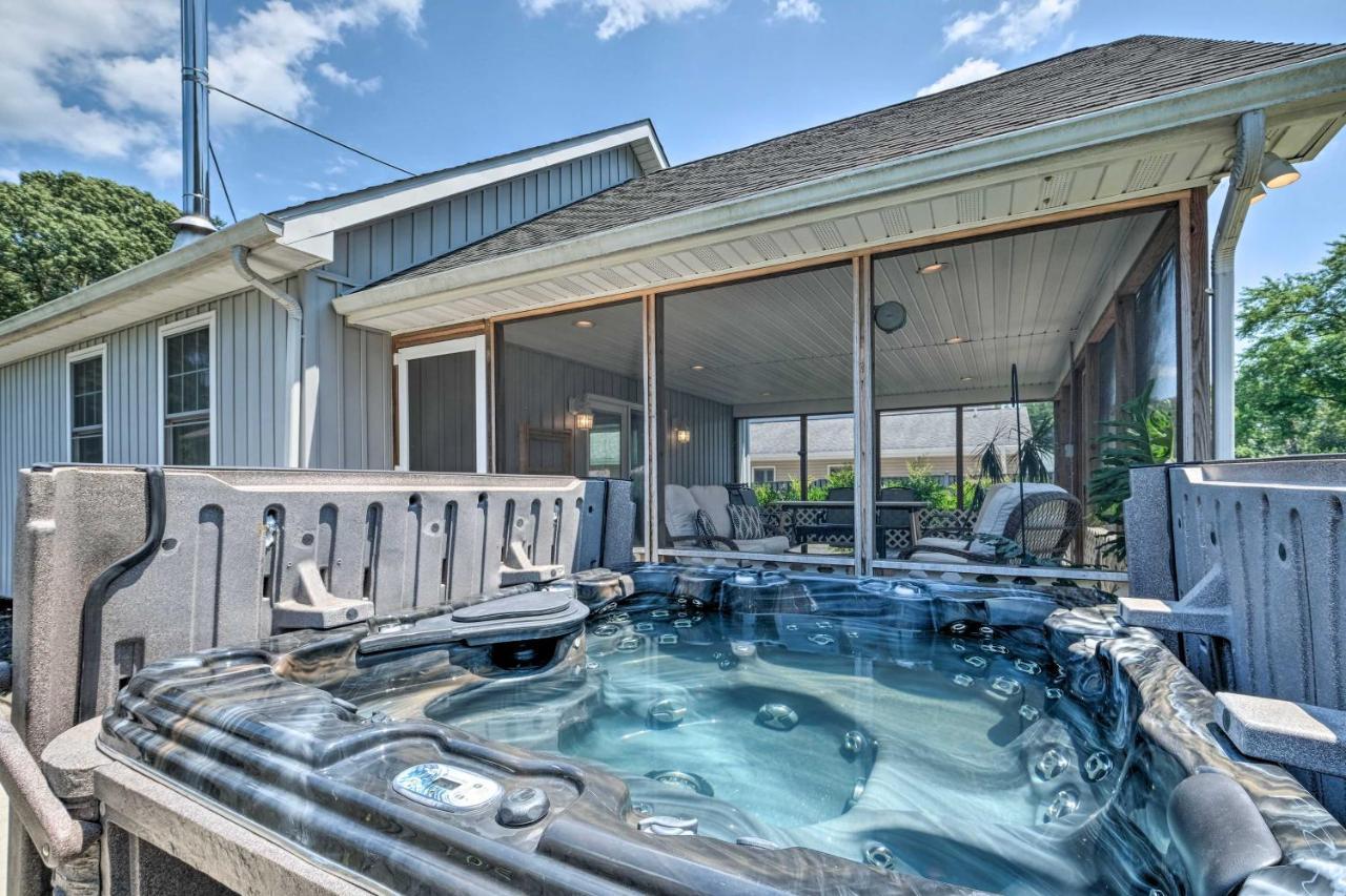 Idyllic Pasadena Retreat With Garden And Hot Tub! Holiday home Glen Burnie
